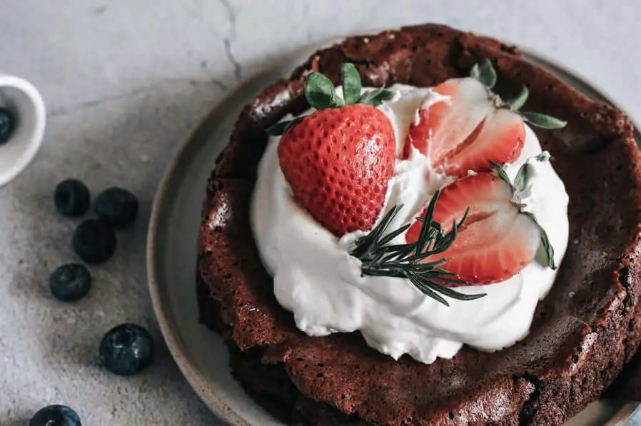 Erdbeerkuchen mit Muscovado-Zucker und Zartbitterschokolade backen