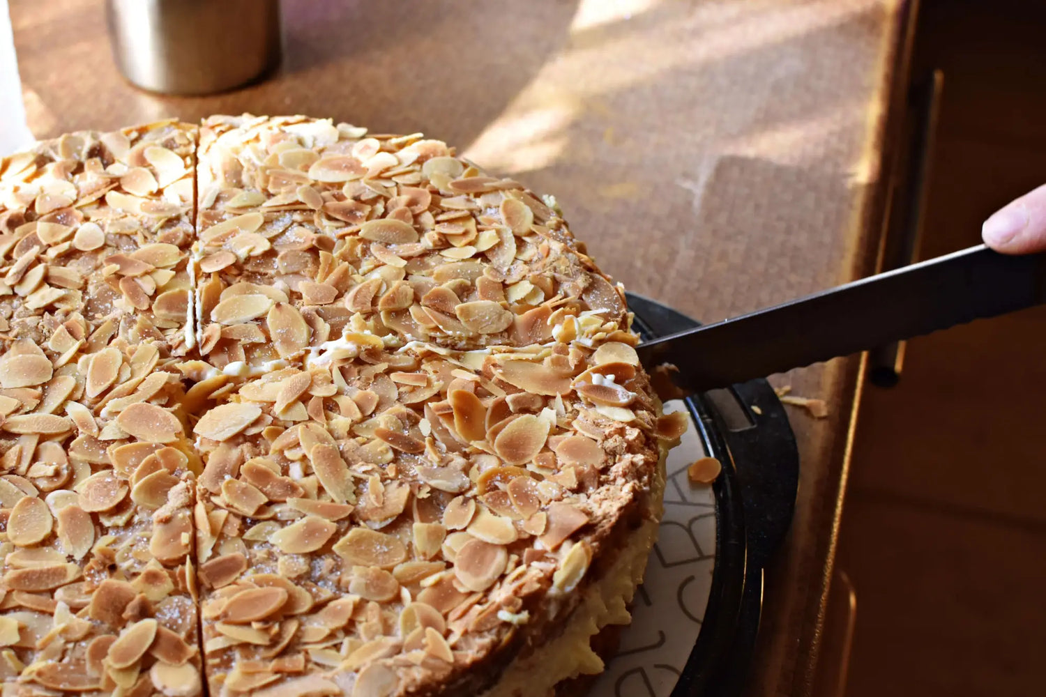 Rezept für Bienenstich mit Mandel Belag und Packung Vanillin Zucker