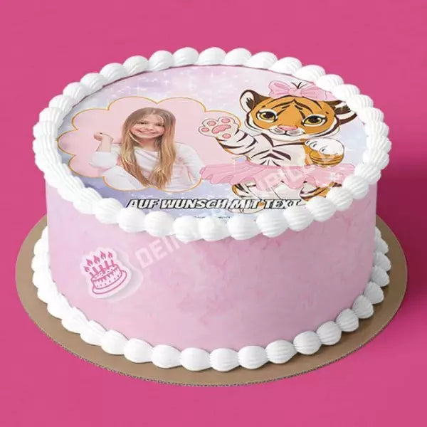 Fotomotiv: Ballerina Tiger - Hochwertige und individuelle Tortenaufleger für jeden Anlass
Tortenaufleger Fotomotiv Ballerina Tiger 20cm Kreis 
Unser Tortenaufleger mit dem Motiv "Ballerina Tiger - Tortenbild - DeintortenbildBallerina Tiger