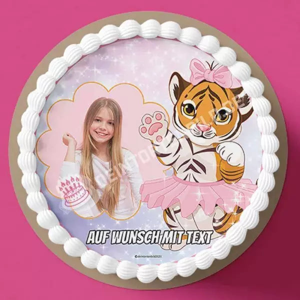 Fotomotiv: Ballerina Tiger - Hochwertige und individuelle Tortenaufleger für jeden Anlass
Tortenaufleger Fotomotiv Ballerina Tiger 20cm Kreis 
Unser Tortenaufleger mit dem Motiv "Ballerina Tiger - Tortenbild - DeintortenbildBallerina Tiger