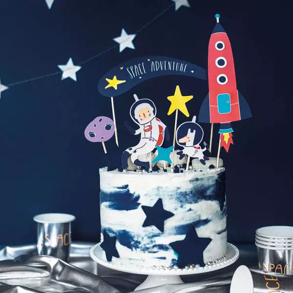 PARTYDECO CAKE TOPPER SPACE PARTY - Mit den lustigen Cake Toppern von PartyDeco vervollständigen Sie Ihren Space-Themenkuchen! Das Set besteht aus 7 verschiedenen Toppern.
Größe: ca. 9,5 - 24,5 cm hoch - Cake-Topper - PartyDecoPARTYDECO CAKE TOPPER SPACE PARTY