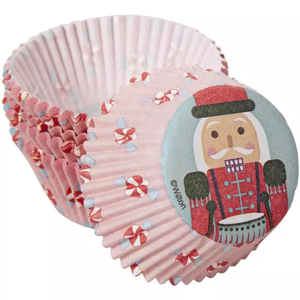 Wilton Muffinförmchen Nussknacker Set/75 - Lustige Nussknacker-Backformen von Wilton. Ideal für weihnachtliche Leckereien!    Größe Backformen: ca. 5 cm im Durchmesser.    Verwenden Sie die Backformen in Komb - Muffin- & Gebäckformen - WiltonWilton Muffinförmchen Nussknacker Set/75