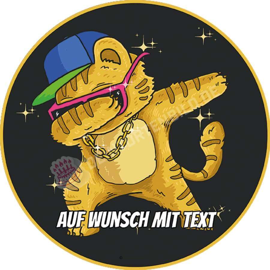 Motiv: Coole Katze Dab - Hochwertige und individuelle Tortenaufleger für jeden Anlass
Tortenaufleger Coole Katze Dab in 20cm Kreis 
Unsere Tortenaufleger sind ein ideales Geschenk für besond - Tortenbild - DeintortenbildCoole Katze Dab