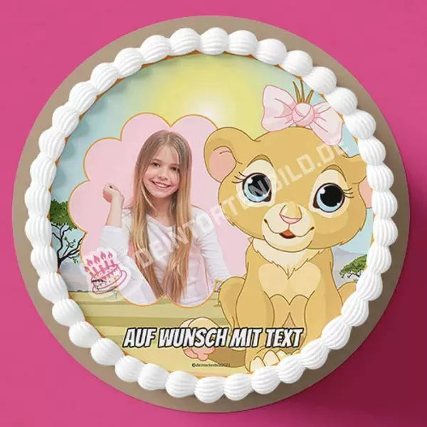 Fotomotiv: Löwe mit rosa Schleifchen von Deintortenbild – Tortenaufleger, Tortenfoto, Tortenbild, personalisiert & individuell bei Deintortenbild.de